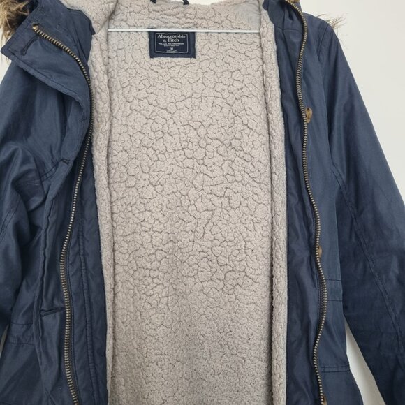 Abercrombie and Fitch Women Sherpa Lined Military Parka medium - Picture 3 of 4